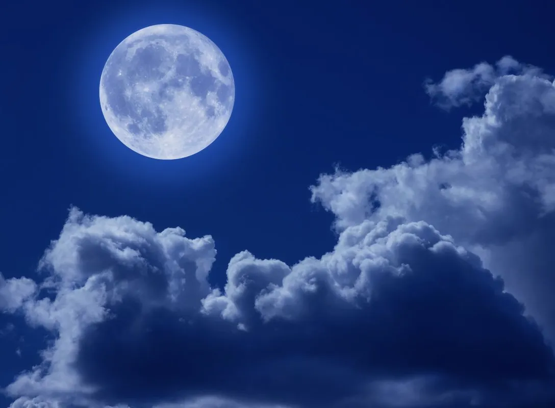 A,Full,Moon,In,A,Tragic,Night,Sky,With,Clouds.
