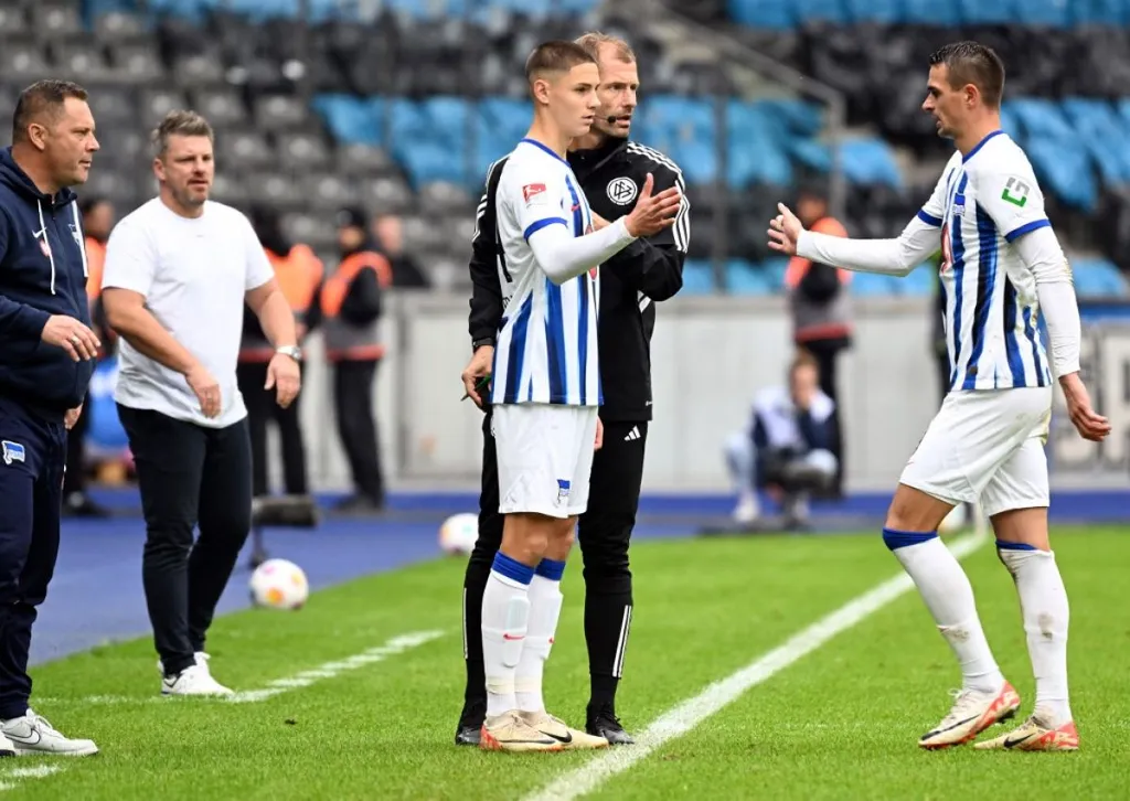 Dárdai Pál (balra) október óta nem küldheti pályára Bencét a Herthában