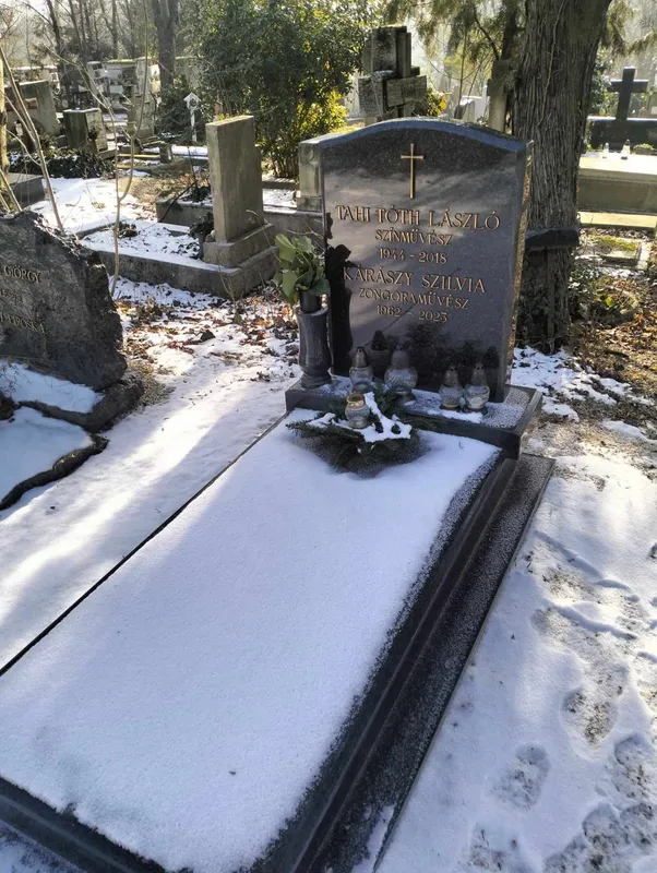 Tahi Tóth László sírja