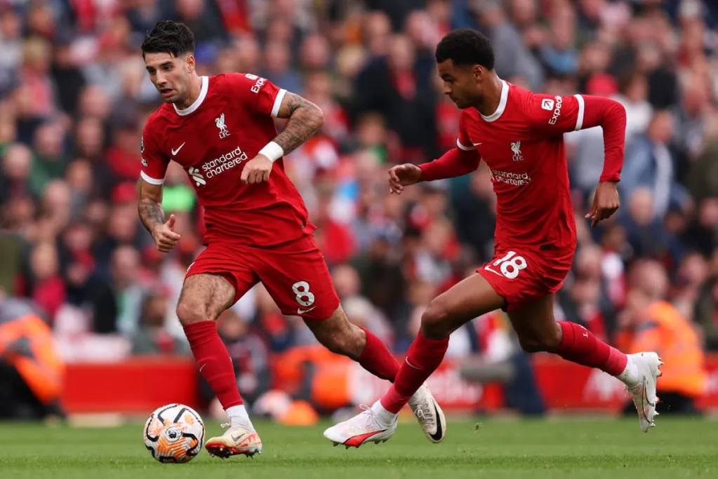 Gakpo (jobbra) is csodálja, milyen bombagólokat lő Szoboszlai rendszeresen az edzéseken