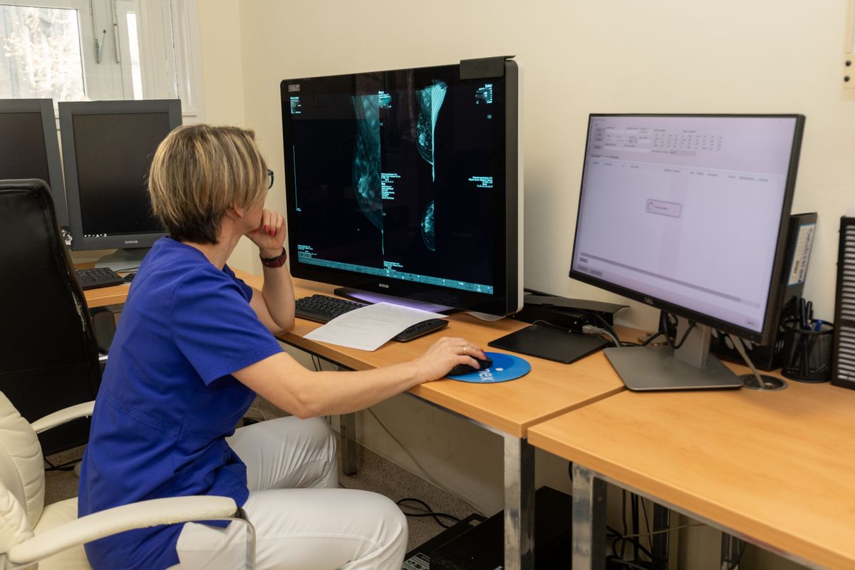 lelet Nagy felbontású leletező monitorral és a hozzá kapcsolódó mammográfiai munkaállomással bővült a Mészáros Csoport Pro Filii Alapítványának támogatása révén a Semmelweis Egyetem Orvosi Képalkotó Klinika KORKÉP Alapítványának eszközparkja