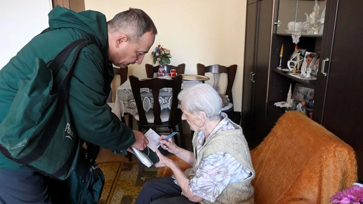 postás, nyugdíjas, pénz, nyugdíj