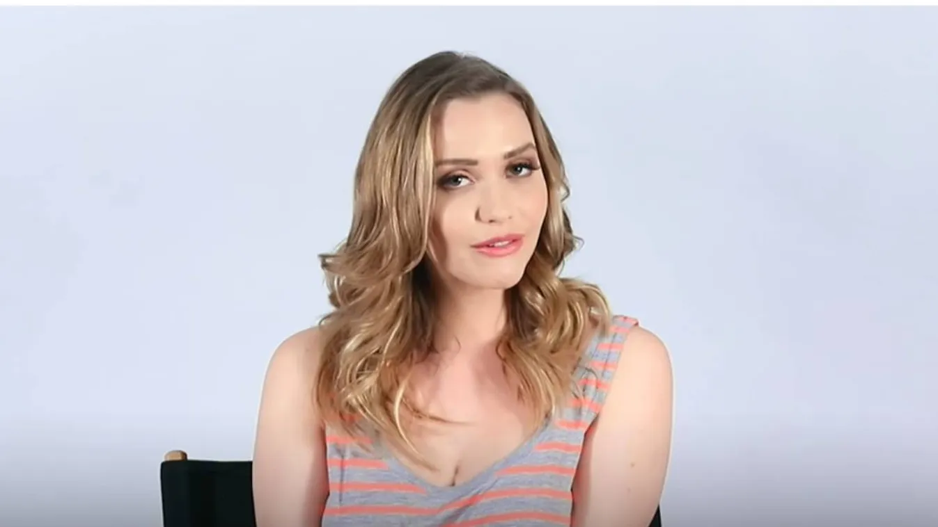 Majd kibuggyannak a színésznő mellei a bikiniből