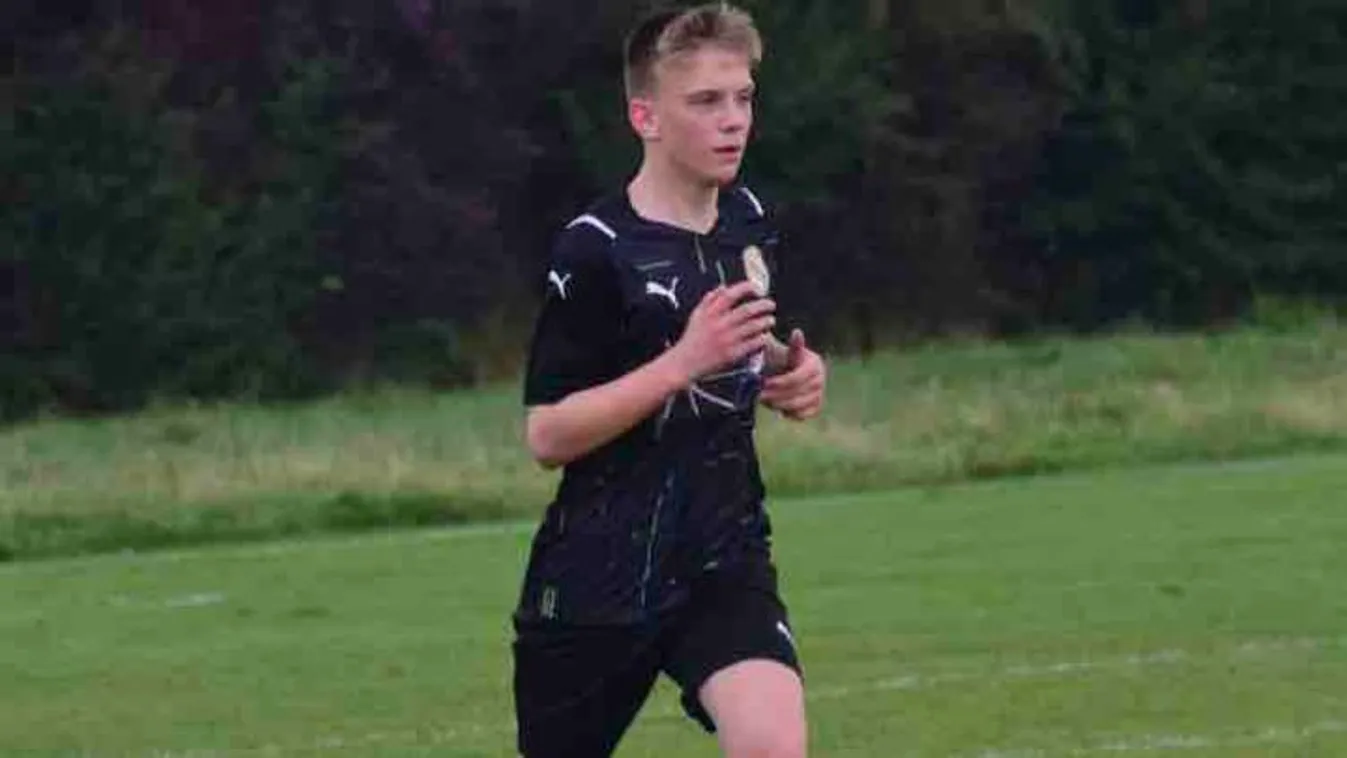 Hordágyon vitték le a pályáról a 16 éves focistát