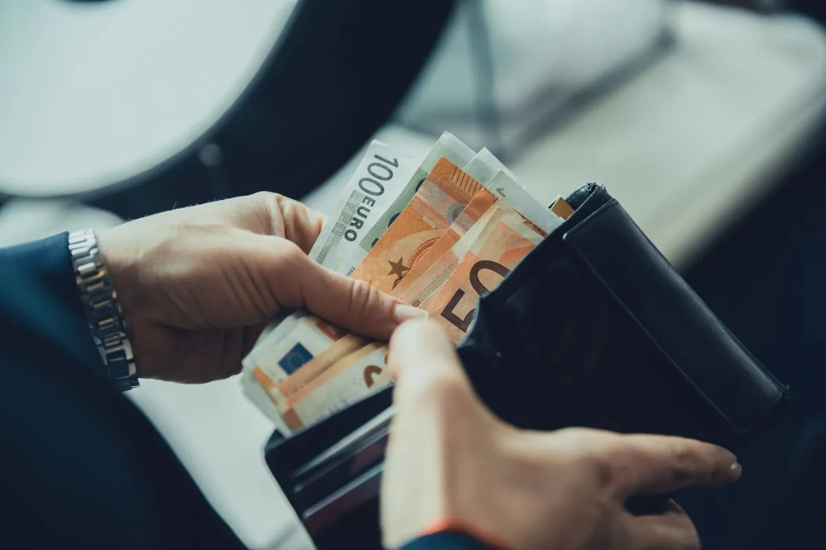 Close,Up,Of,Business,Style,Female,Hands,Holding,A,Black