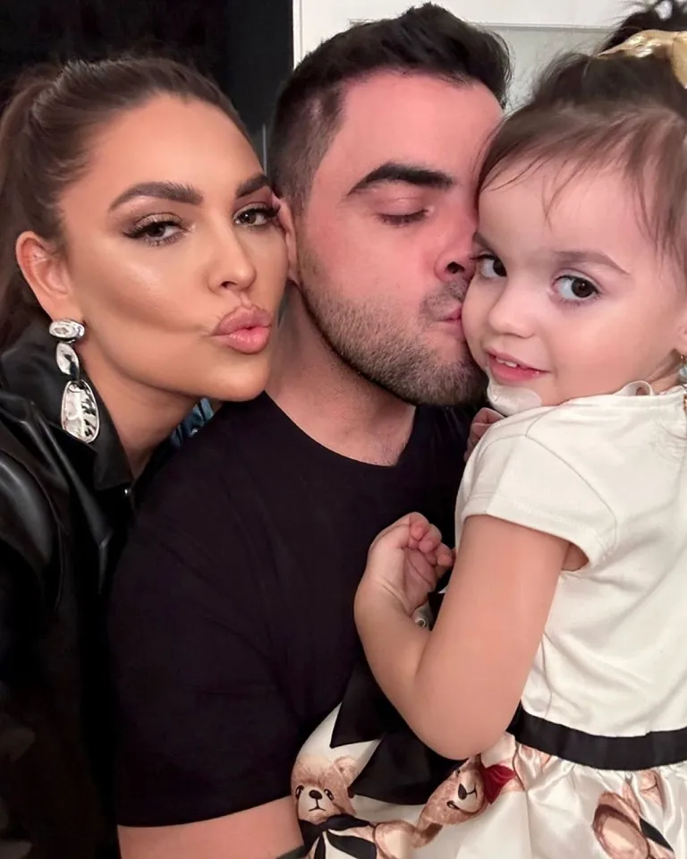 Young G Béci és felesége kislányukkal