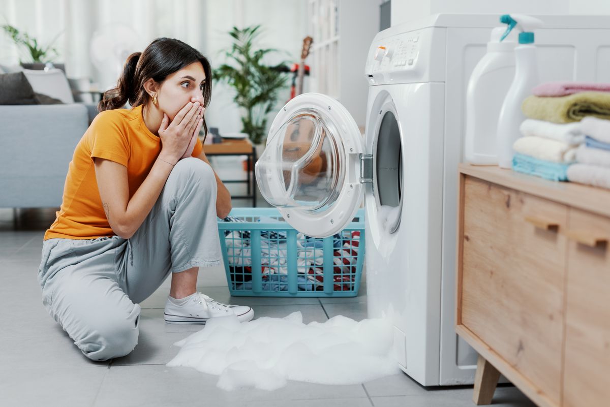 Woman,Checking,Her,Damaged,Washing,Machine,,The,Floor,Is,Flooded