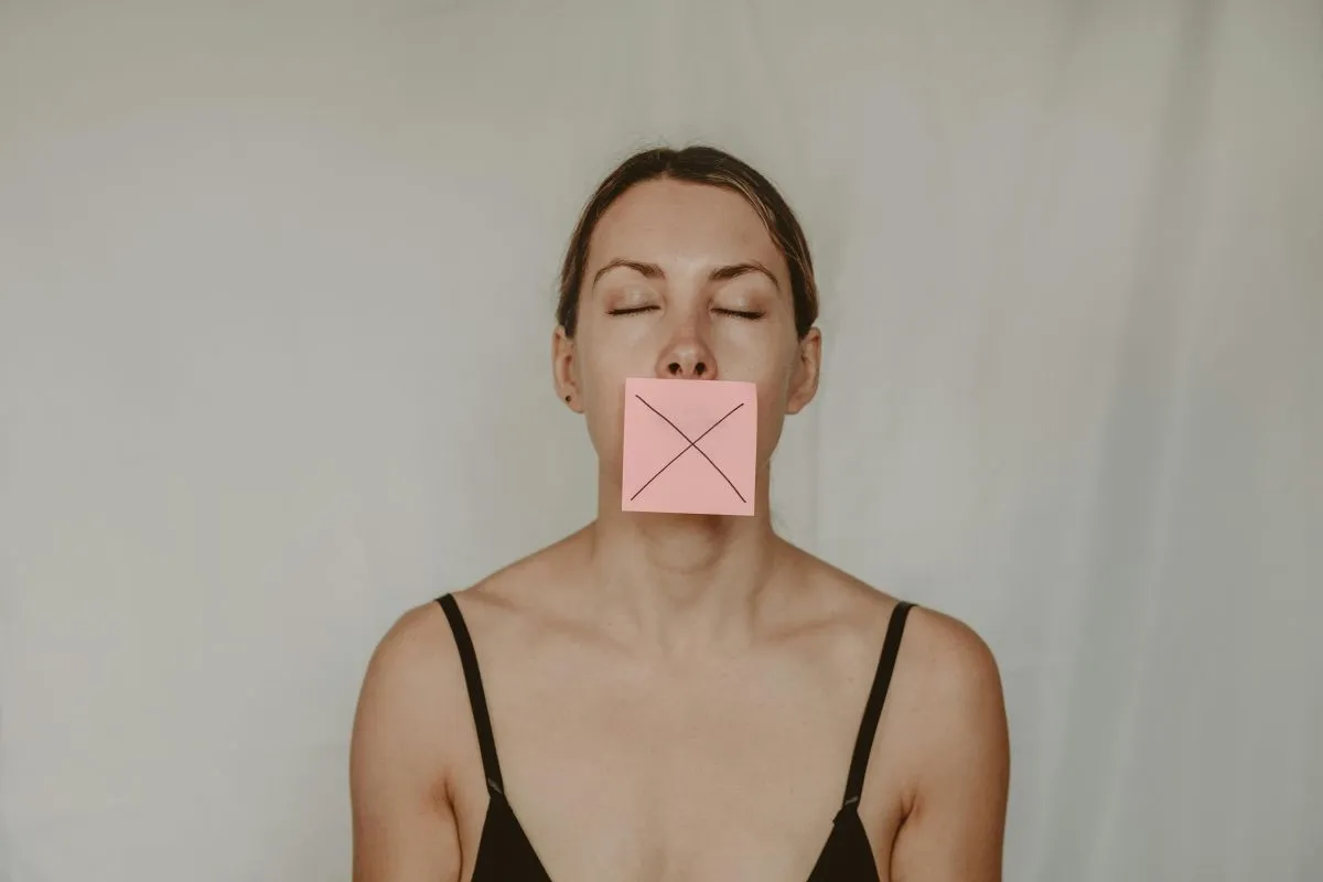 néma, hallgat, nem beszél