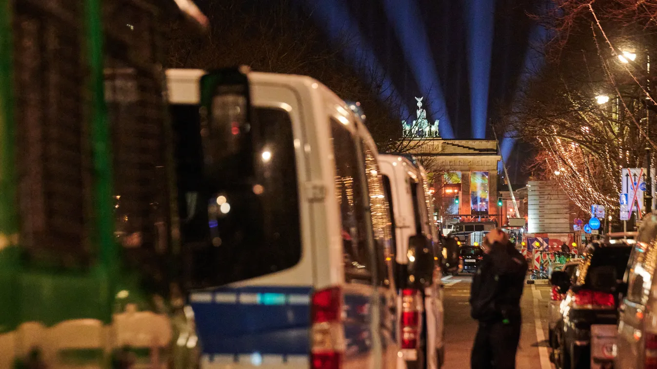 Molotov-koktélok és megsemmisült rendőrautók Németországban