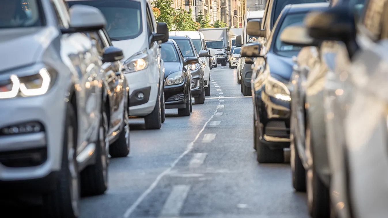 Kora reggeli sokk: gépkocsival ütközött egy autóbusz