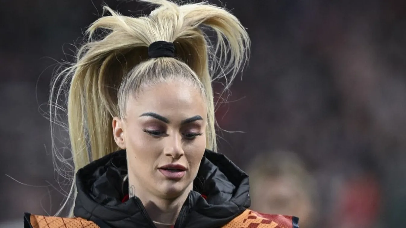 Szerelmével ünnepelt a világ legszexibb focistanője