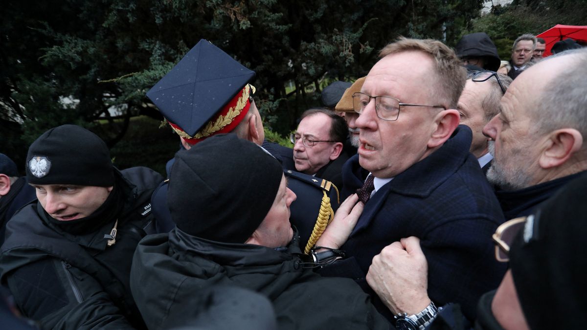 Nem engedtek be a lengyel Szejm épületébe két képviselőt