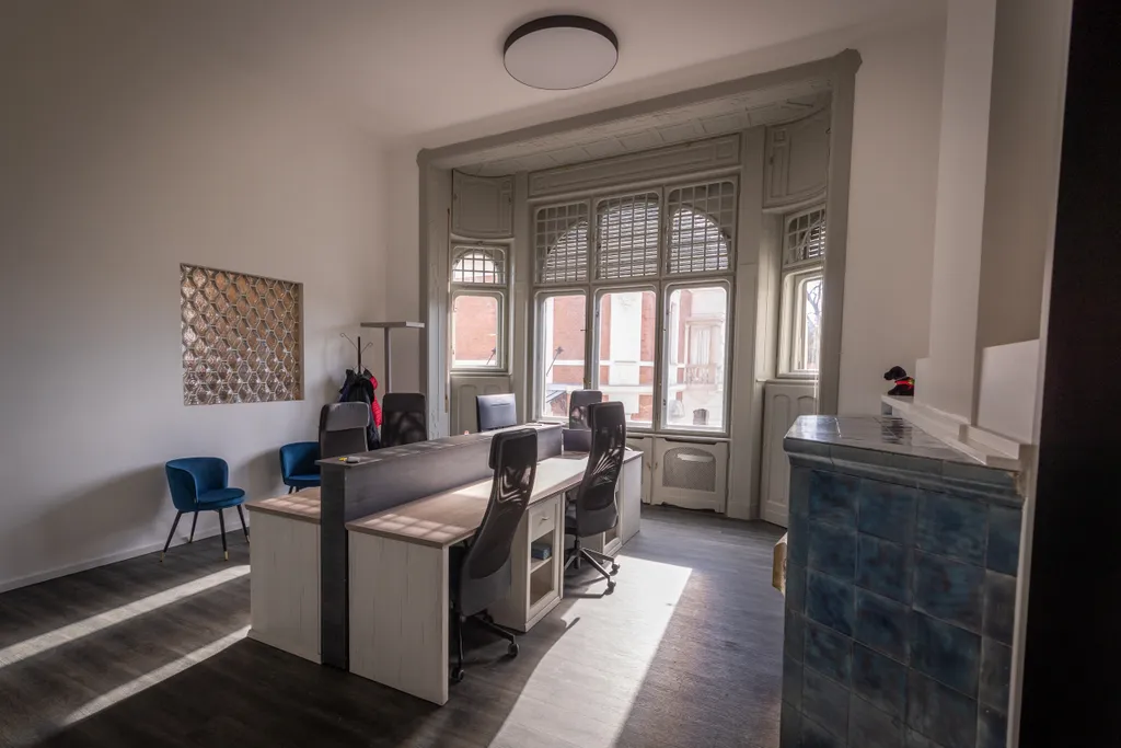 A Magyar Kormány vissza nem térítendő támogatásának köszönhetően közel 3,5 milliárd forintból újult meg az MVGYOSZ Hermina úti székháza. A beruházás során a Lechner Ödön által tervezett, műemléki védettséget élvező Sipeki-villa teljes körű, az épület jelenlegi funkciójához illeszkedő korhű felújítása valósult meg, valamint a villaépület mellett egy új, önálló, többfunkciós szolgáltatóház is felépült. Fotó:Bánkúti Sándor