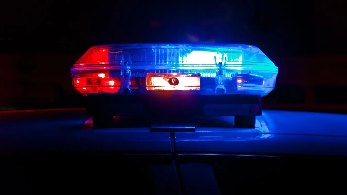 Most is zajlik a mentős, a főúton borult fel egy kamion