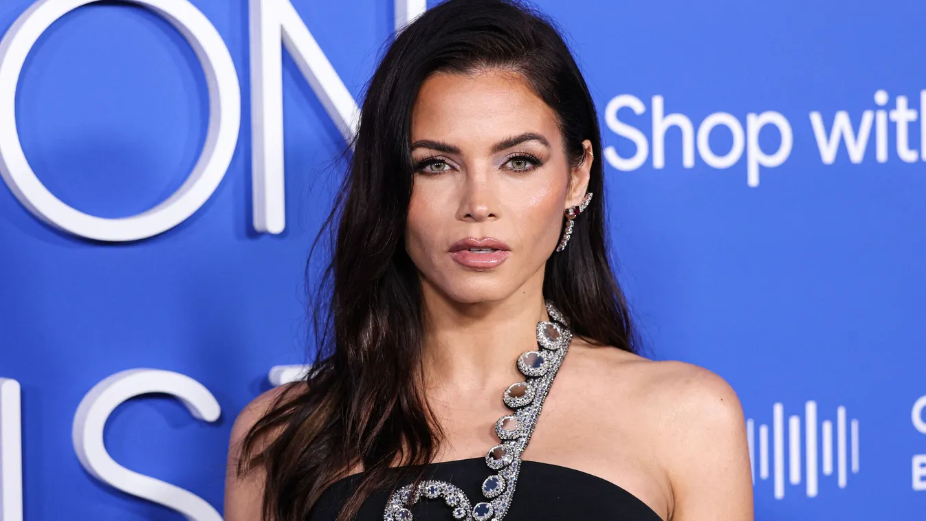 Teljesen meztelenre vetkőzött a terhes színésznő