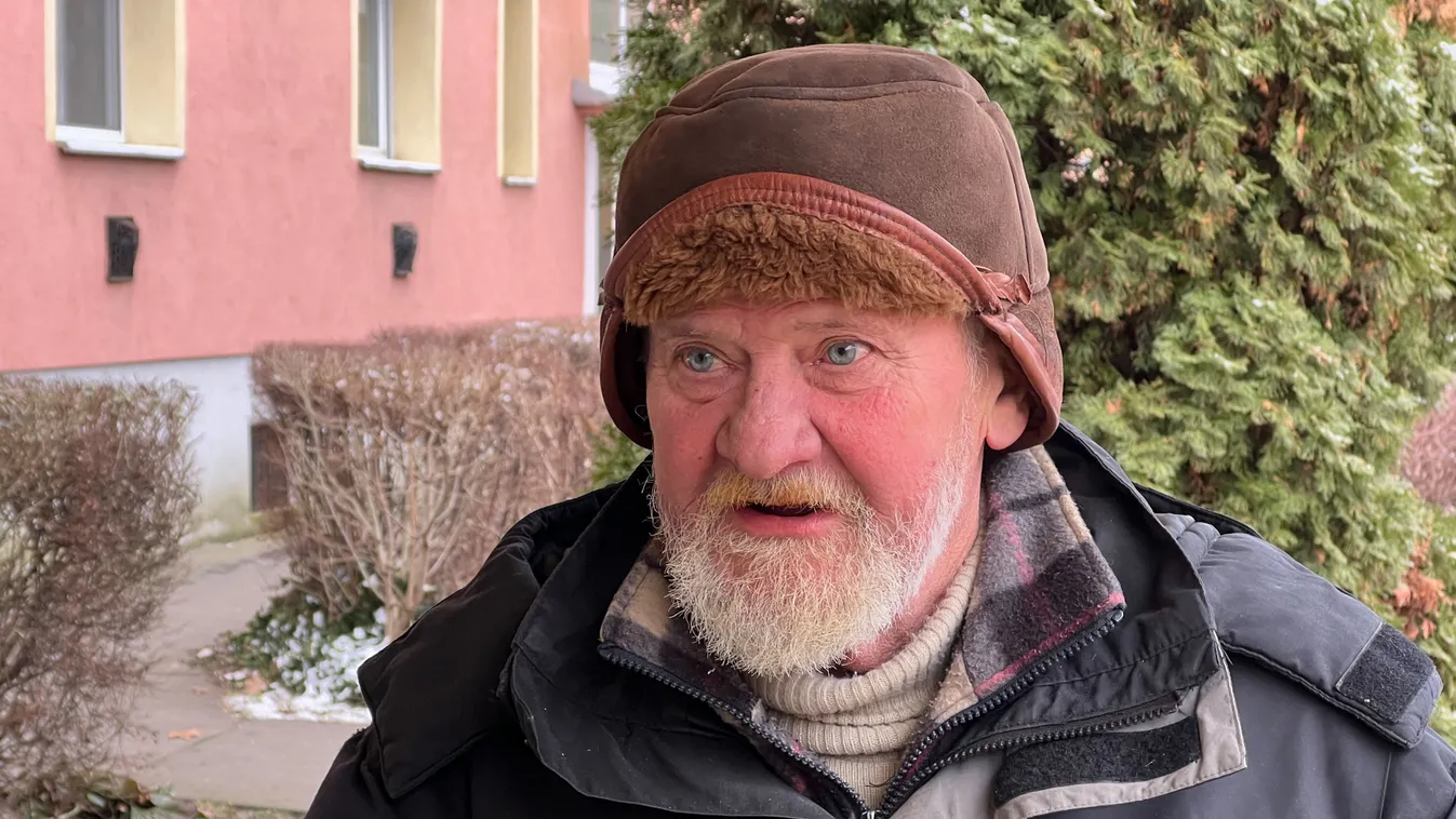 János bácsi az utcán tölti napjai nagy részét, ez az oka