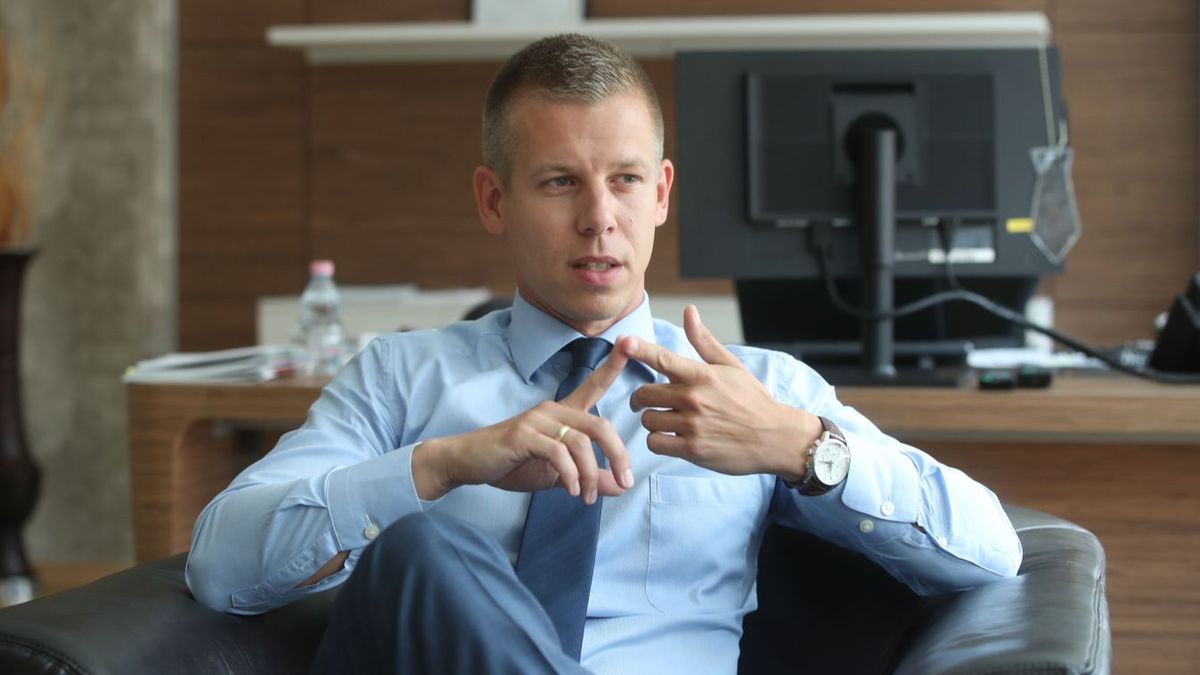 Magyar Péter azután rontott a kormánynak, hogy megszűnt a többmilliós megbízatása