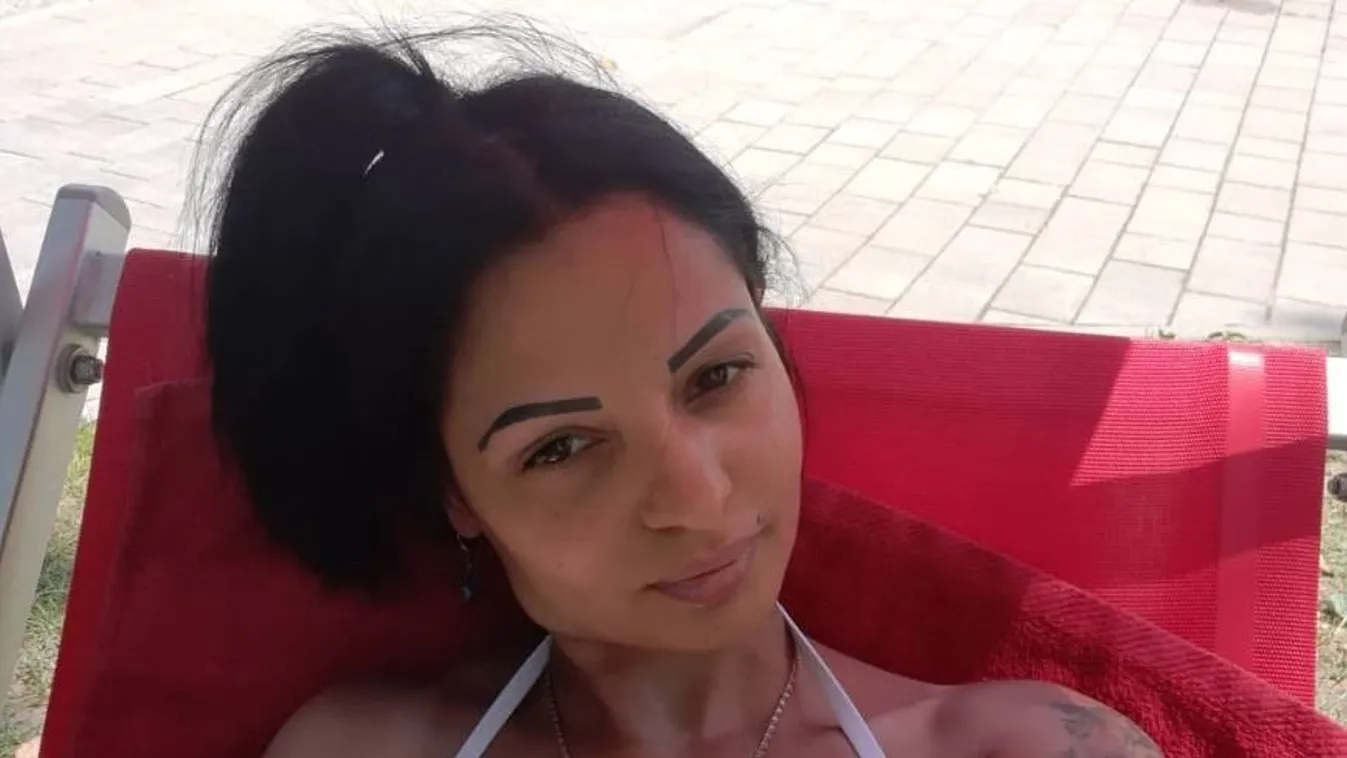  Élő adásban ütötték le az énekesnőt