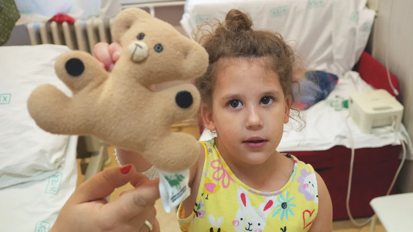 Édesanyja zokogva közölte a rossz hírt az 5 éves Kingáról