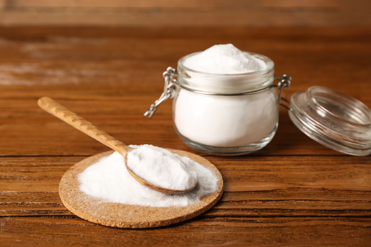 Pile,Of,Baking,Soda,And,Spoon,On,Wooden,Background