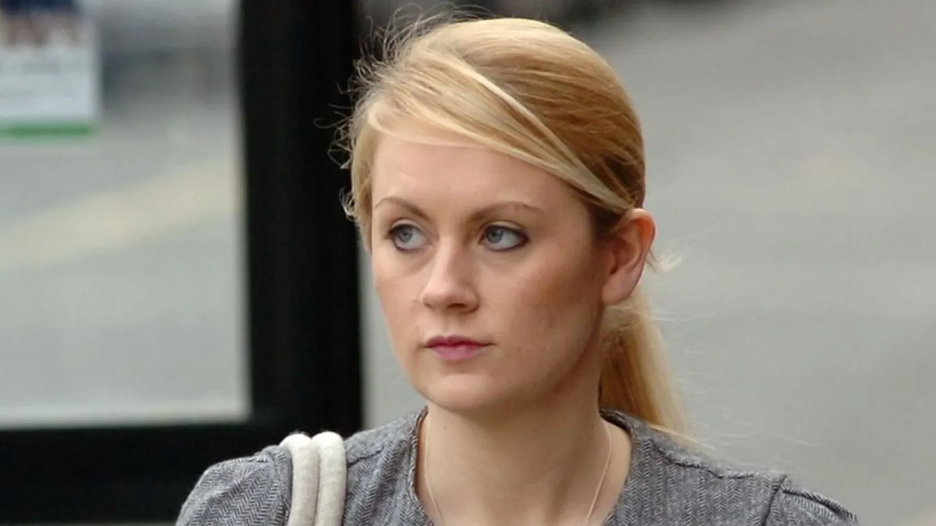 Félmeztelenül, egy 17 éves diákjával kapták el a kocsiban a kéjenc tanárnőt