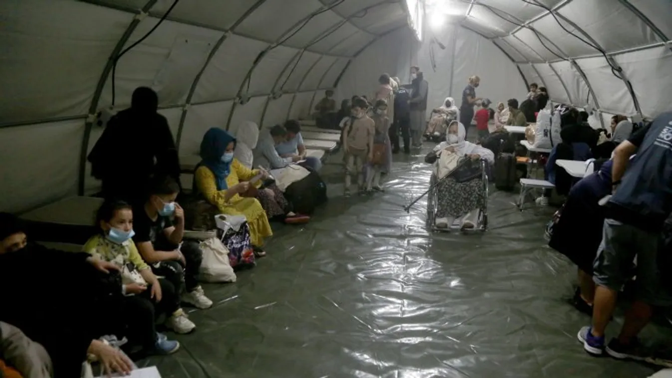 Az olaszok migránstábort nyitnak Albániában