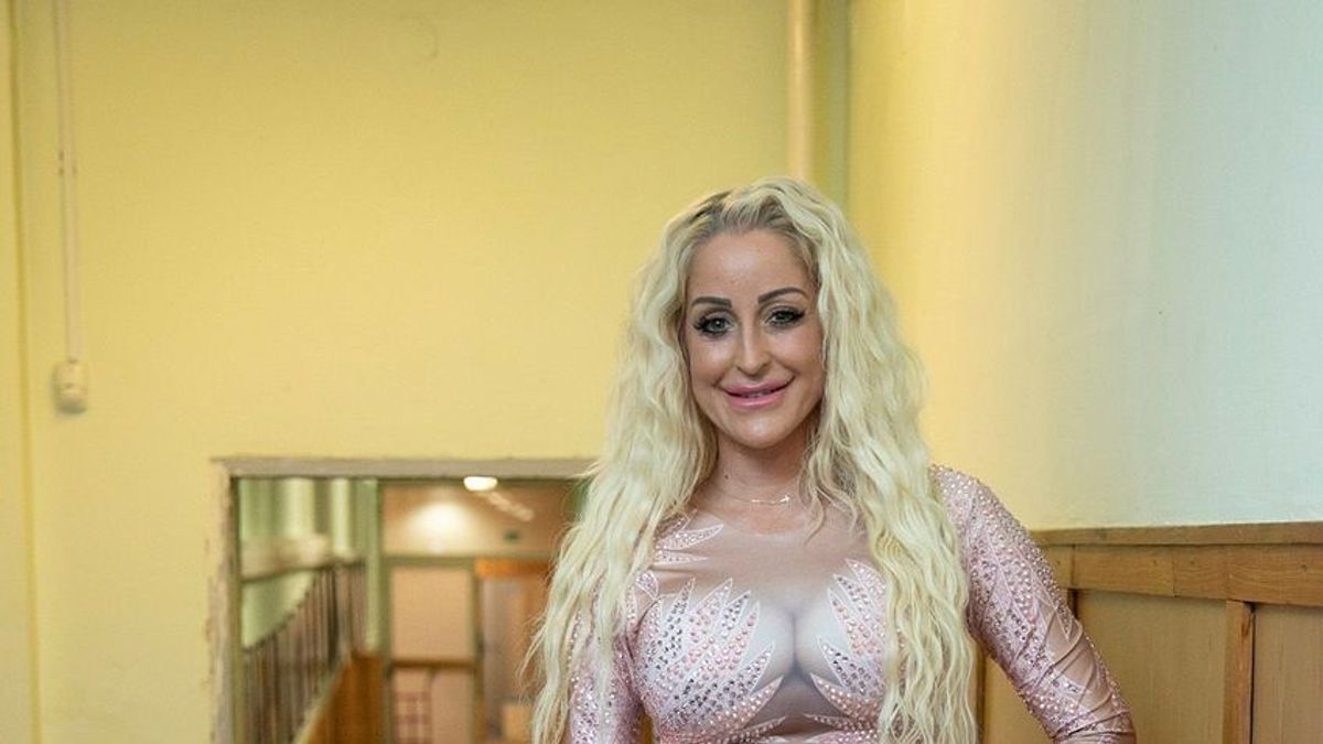 Suzy tinédzser lánya mellett szerelemre vágyik