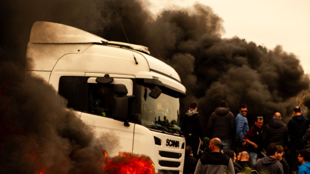 Vízágyúval oszlatják a rendőrök a tüntető gazdákat Brüsszelben!  - videó