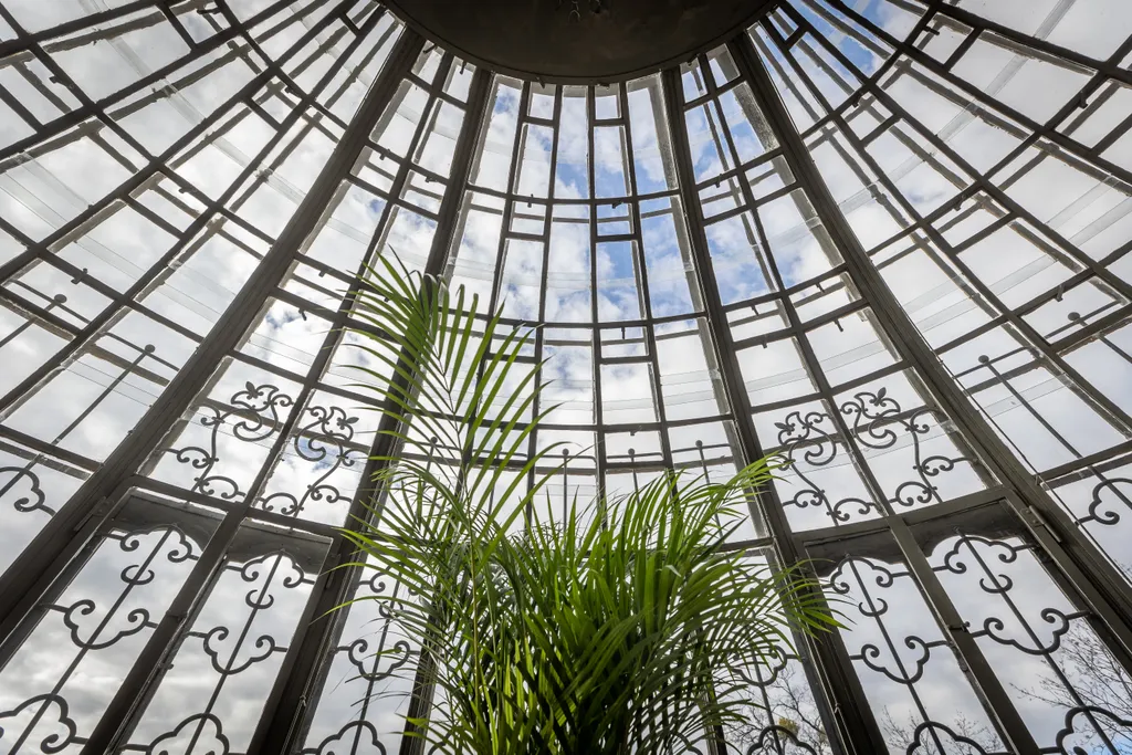 A Magyar Kormány vissza nem térítendő támogatásának köszönhetően közel 3,5 milliárd forintból újult meg az MVGYOSZ Hermina úti székháza. A beruházás során a Lechner Ödön által tervezett, műemléki védettséget élvező Sipeki-villa teljes körű, az épület jelenlegi funkciójához illeszkedő korhű felújítása valósult meg, valamint a villaépület mellett egy új, önálló, többfunkciós szolgáltatóház is felépült. Fotó:Bánkúti Sándor