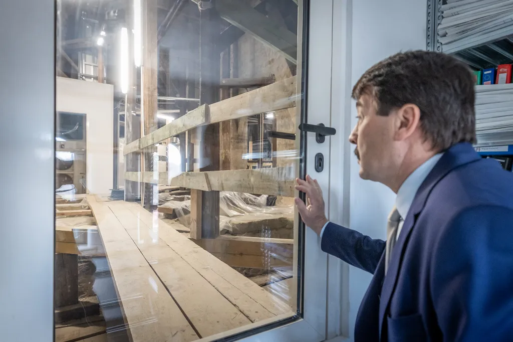 A Magyar Kormány vissza nem térítendő támogatásának köszönhetően közel 3,5 milliárd forintból újult meg az MVGYOSZ Hermina úti székháza. A beruházás során a Lechner Ödön által tervezett, műemléki védettséget élvező Sipeki-villa teljes körű, az épület jelenlegi funkciójához illeszkedő korhű felújítása valósult meg, valamint a villaépület mellett egy új, önálló, többfunkciós szolgáltatóház is felépült. Fotó:Bánkúti Sándor