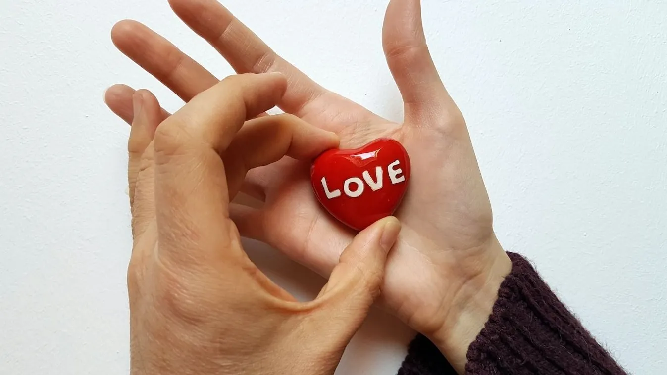 Hangolj röhögve a Valentin-napra! — Videó