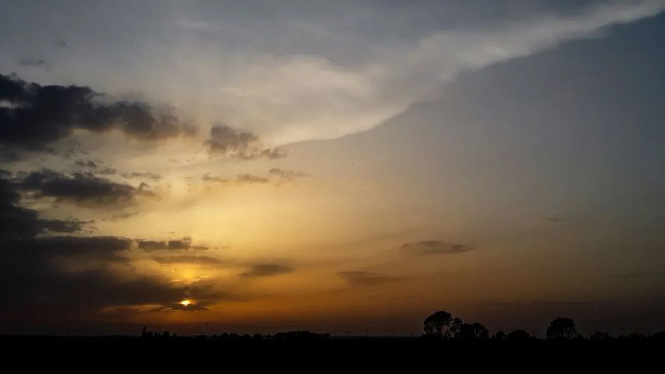 Egy másik földrésznek hála, csodálatos naplementénk lesz
