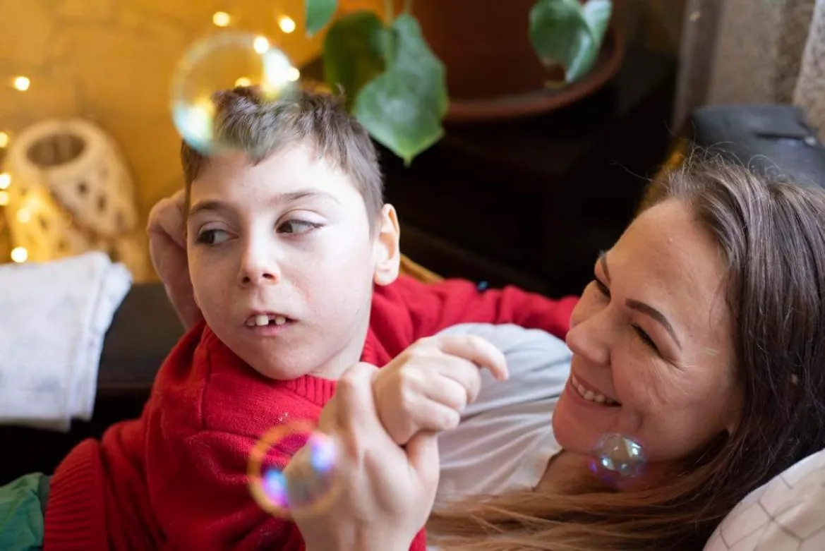A születésekor agyvérzést kapott Móricz Levente számára egy állítógép jelenti a jövőt. Anyja, Hegedűs Tímea mindent megtesz kisfiáért.