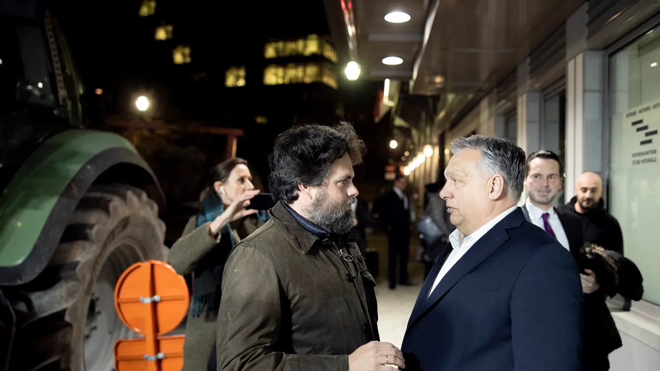 Orbán Viktor Brüsszel belvárosában tüntető gazdákkal találkozott
