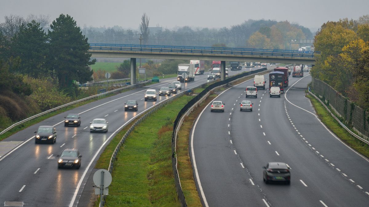 Újabb baleset az M7-en: kigyulladt egy autó a pálya bevezető szakaszán