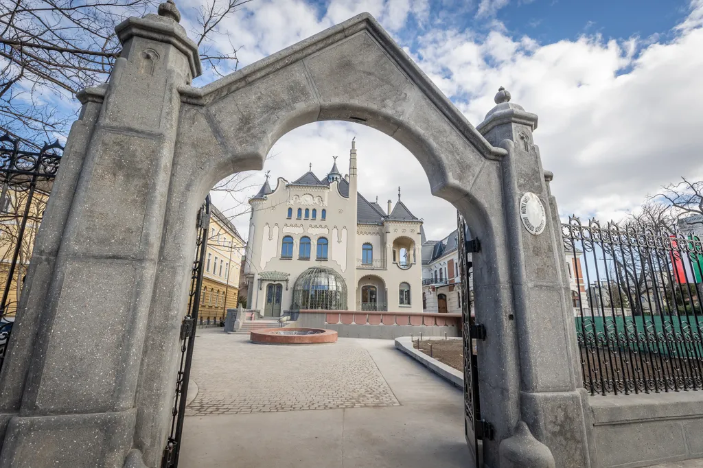 A Magyar Kormány vissza nem térítendő támogatásának köszönhetően közel 3,5 milliárd forintból újult meg az MVGYOSZ Hermina úti székháza. A beruházás során a Lechner Ödön által tervezett, műemléki védettséget élvező Sipeki-villa teljes körű, az épület jelenlegi funkciójához illeszkedő korhű felújítása valósult meg, valamint a villaépület mellett egy új, önálló, többfunkciós szolgáltatóház is felépült. Fotó:Bánkúti Sándor