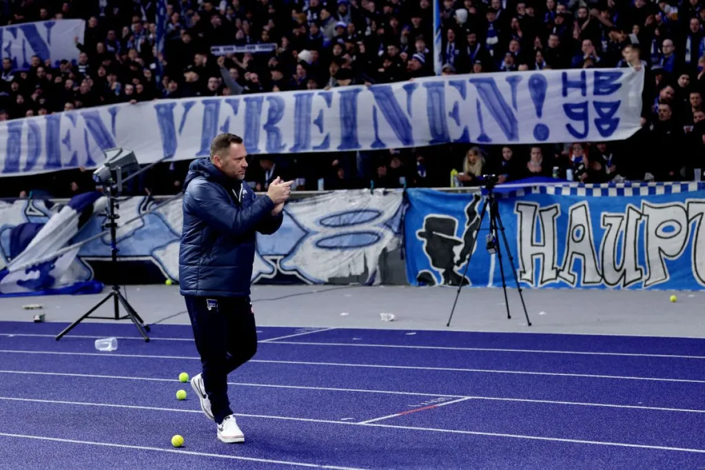 Dárdai Pál rábeszélte a szurkolókat, hogy hagyják abba a dobálózást