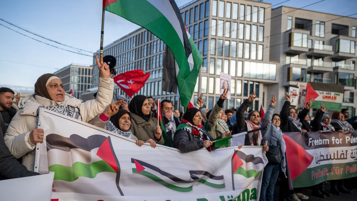 Rendőrökre támadt a Palesztina-párti tömeg Berlinben – Ripost