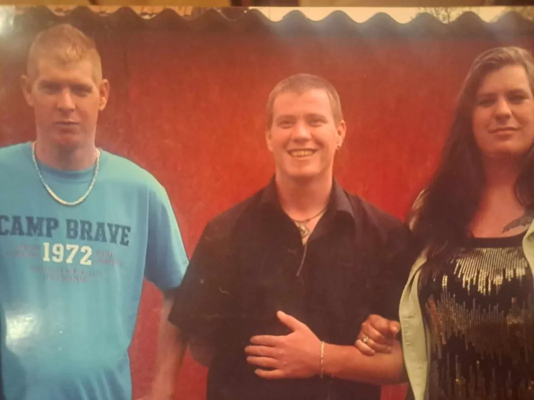 A súlyos beteg Józsi (bal szélső) testvéreivel, Gáborral és Mártával