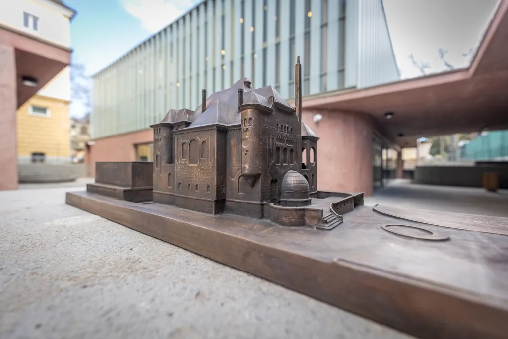 A Magyar Kormány vissza nem térítendő támogatásának köszönhetően közel 3,5 milliárd forintból újult meg az MVGYOSZ Hermina úti székháza. A beruházás során a Lechner Ödön által tervezett, műemléki védettséget élvező Sipeki-villa teljes körű, az épület jelenlegi funkciójához illeszkedő korhű felújítása valósult meg, valamint a villaépület mellett egy új, önálló, többfunkciós szolgáltatóház is felépült. Fotó:Bánkúti Sándor