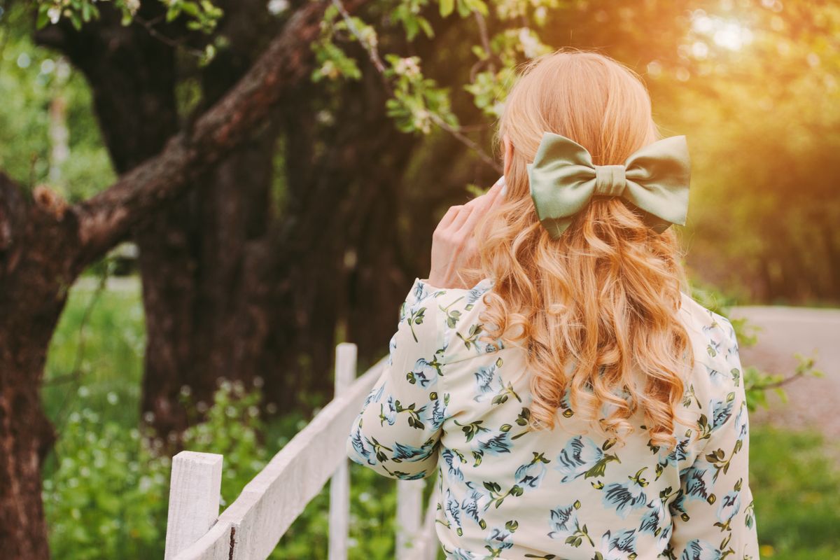 Back,View,Young,Beautiful,Hippie,Woman,With,Bow,In,Wavy