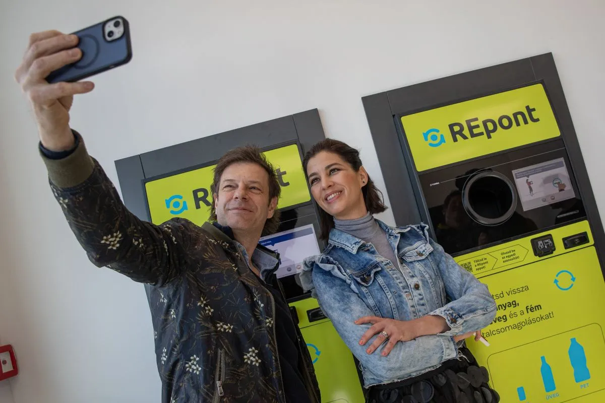 Budakeszi LIDL
Ördög Nóra és Till Attila bemutatja a REPONT visszaváltó automaták működését
