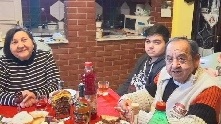 Győző (az elhunyt) a családjával balról jobbra: Erzsébettel, a feleségével és az unokájával /