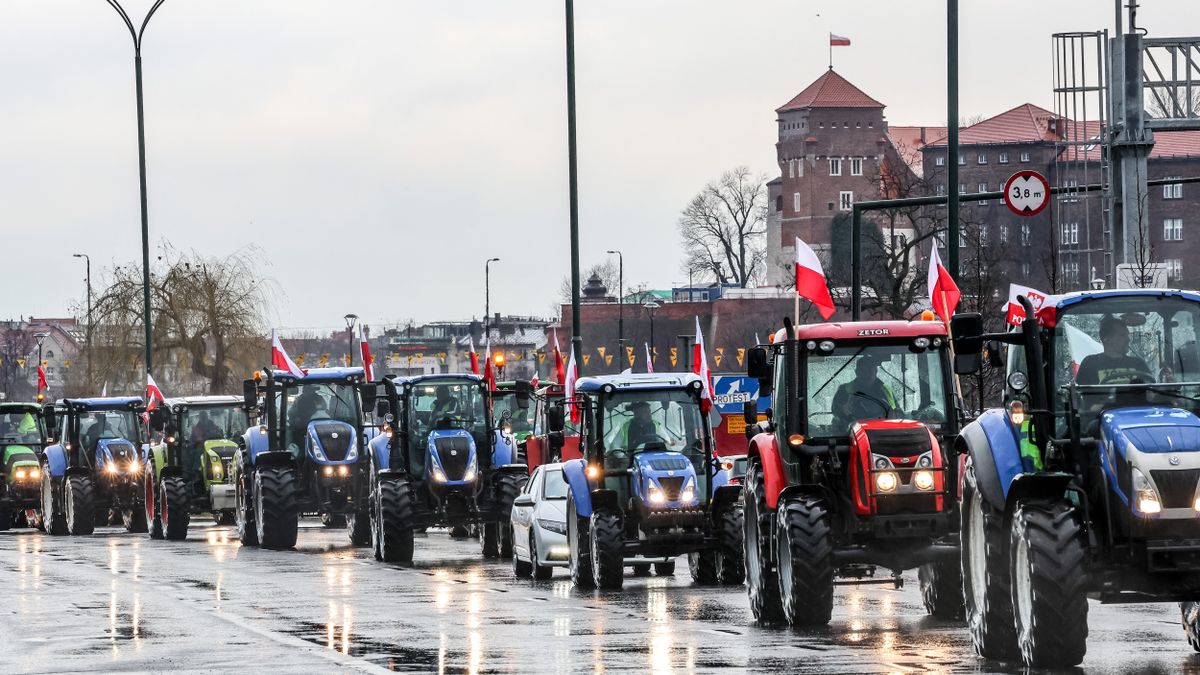 Nyomás alatt a lengyel kormány, a gazdák nem hagyják el a barikádokat