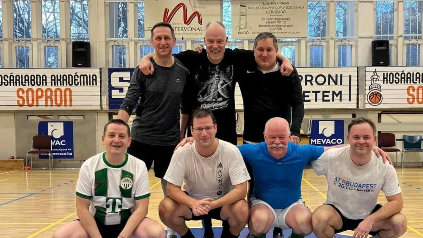 Huszárpólóban focizott a honvédelmi miniszter