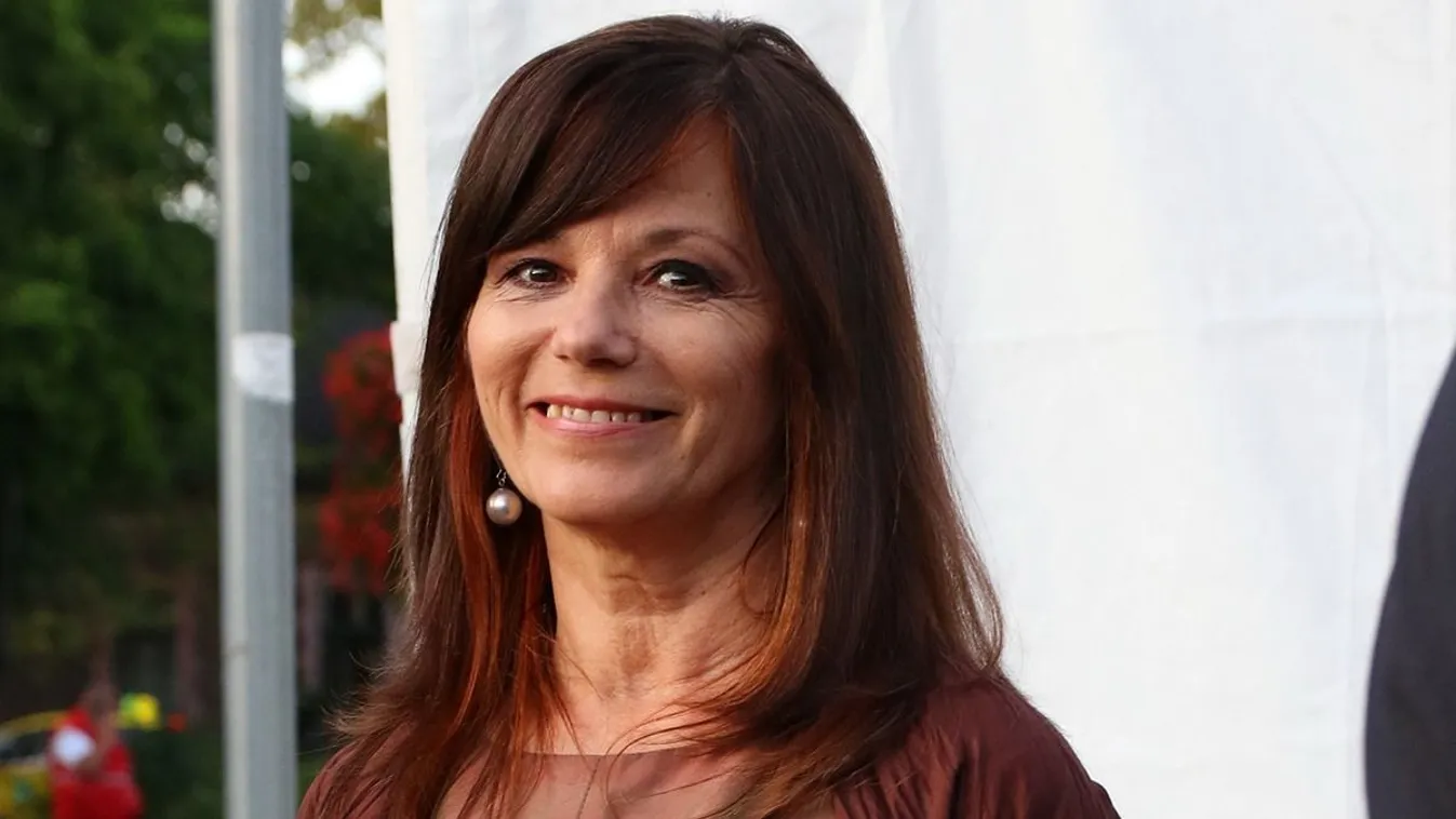 A Szomszédok 63 éves sztárja fürdőruhára vetkőzött – fotó!