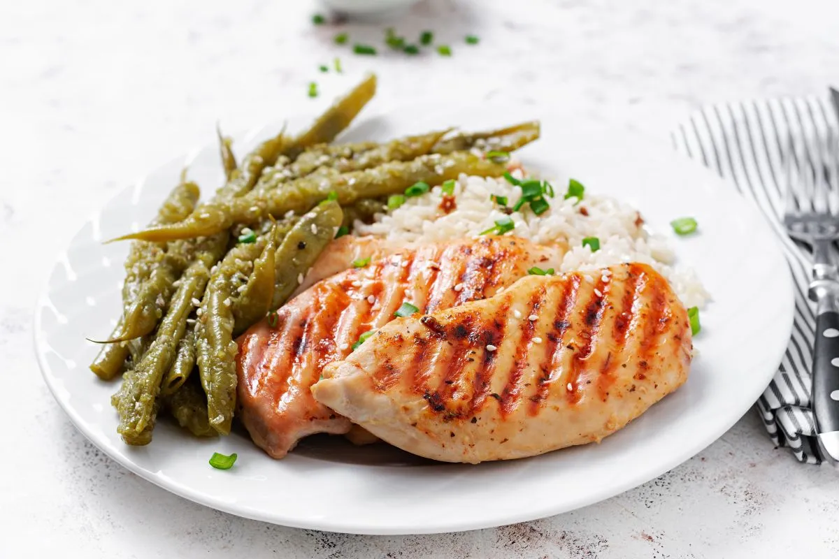 Chicken,Fillet,Cooked,On,A,Grill,And,Garnish,Of,Rice,