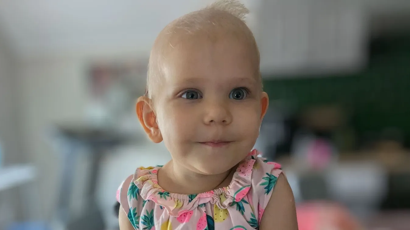 Hősként nézett szembe a rákkal a kétéves Heléna