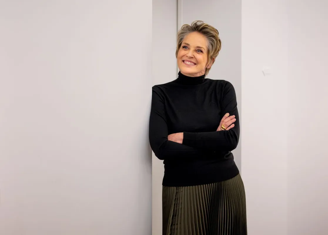 HOT Sharon Stone végre szeretne fülig szerelmes lenni RIPOST