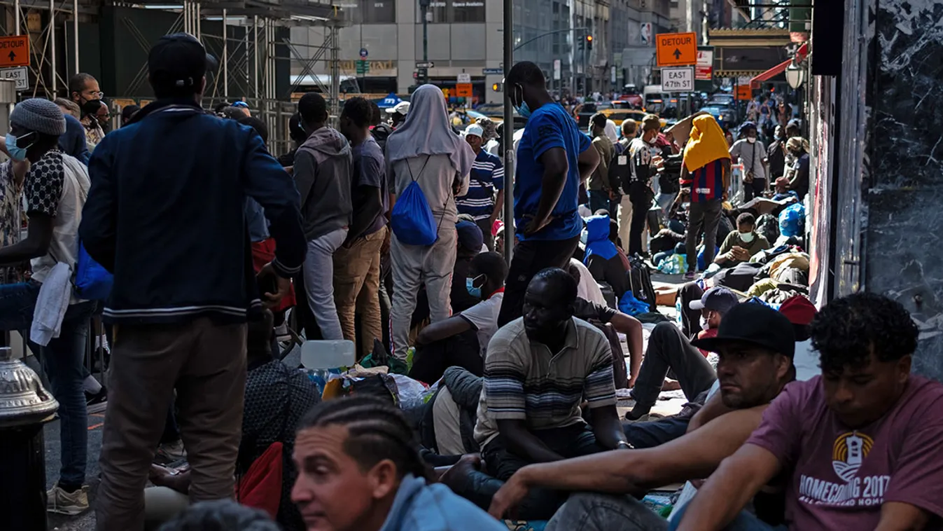 Bankkártyákat osztogatnak a migránsoknak New Yorkban